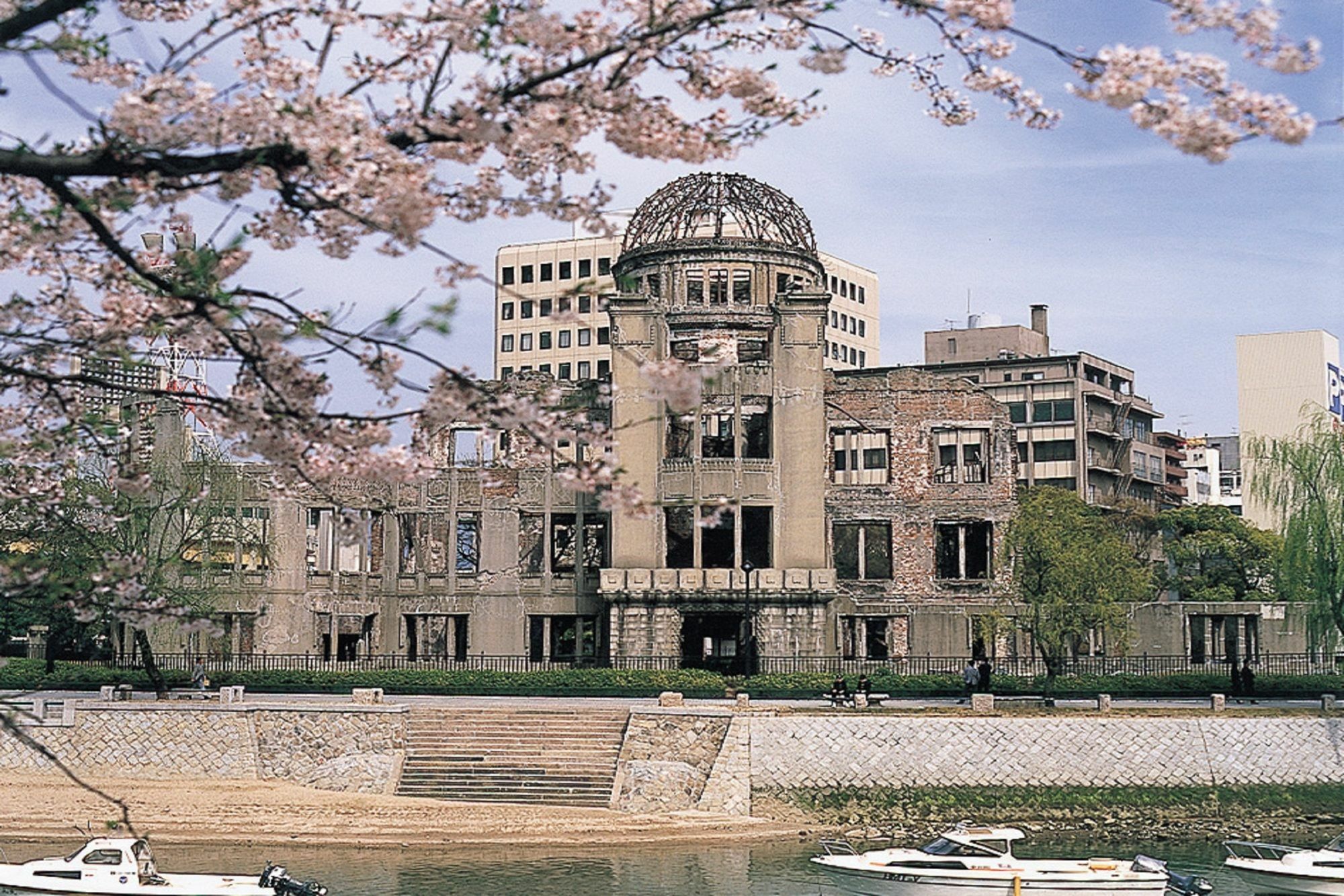 Grand Prince Hotel Hiroshima Bagian luar foto